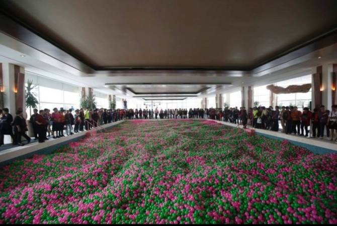 Chinese hotel creates the Biggest ball pit ever.