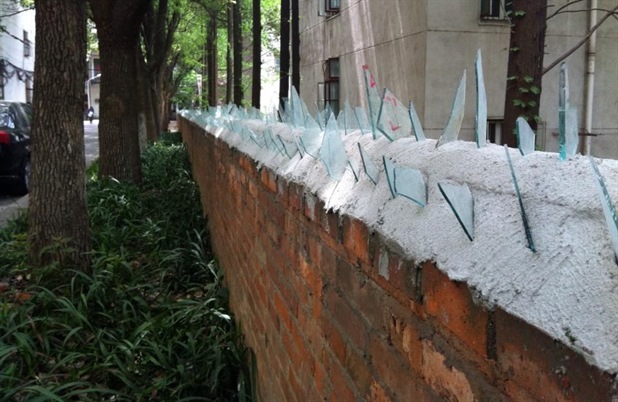 Sharply (sharp) glass fence